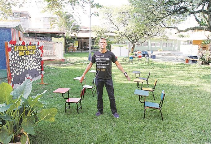 Cristiano Chibib, diretor de escola em Vila Velha, mostra como vai ficar a disposição das cadeiras na volta às aulas (Foto: Fábio Nunes/AT)