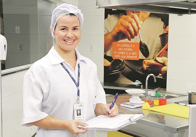 A professora Luciana Dalarmelina dá aula no Curso de Cozinheiro (Foto: Leone Iglesias/AT)
