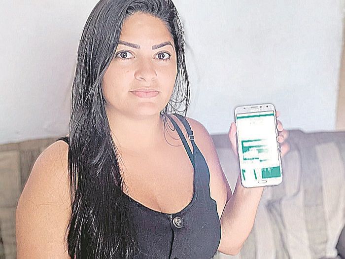 Daniele teve contrato suspenso e está animada com a possibilidade de poder conseguir um dinheiro a mais (Foto: Acervo pessoal)