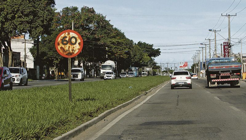 Trecho da via que liga a avenida Carlos Lindenberg à Rodovia do Sol. Asfalto danificado e sinalização defeituosa (Foto: Leone Iglesias / AT)