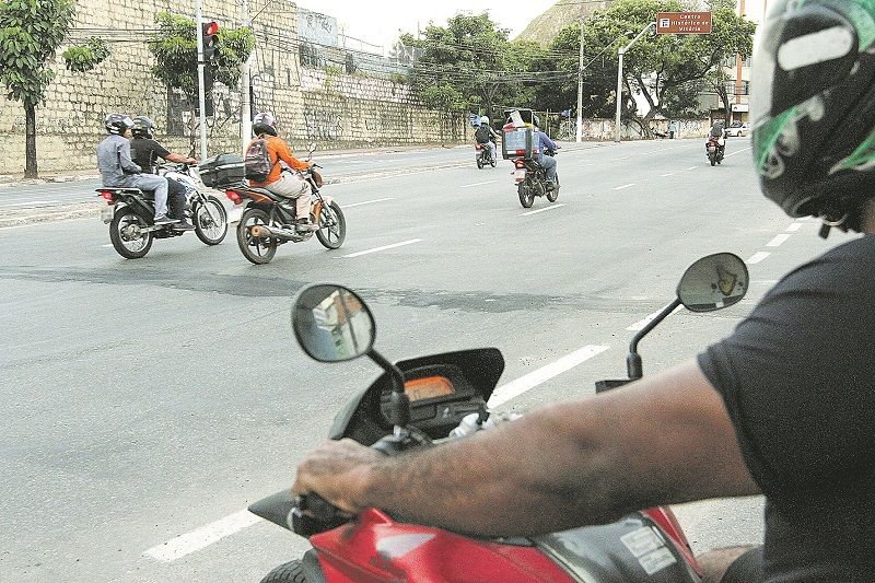 Motociclistas: dirigir sem habilitação é infração gravíssima de acordo com o Código de Trânsito Brasileiro (Foto: Beto Morais/ AT)