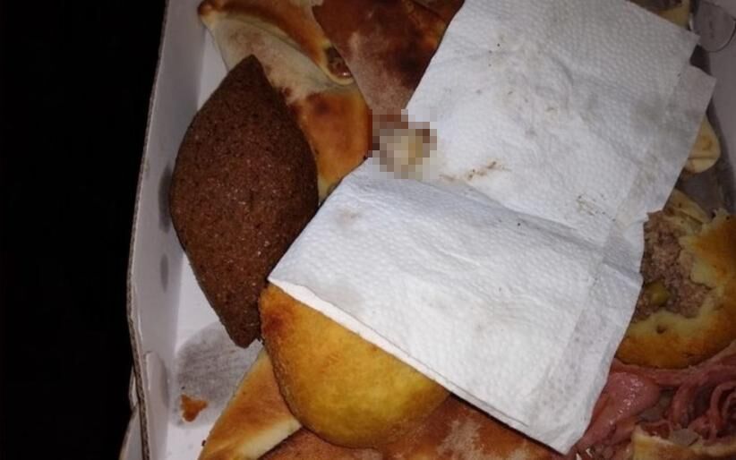 O dono do restaurante explicou à polícia que um dos seus funcionários sofreu um acidente enquanto cortava calabresa. (Foto: Reprodução)