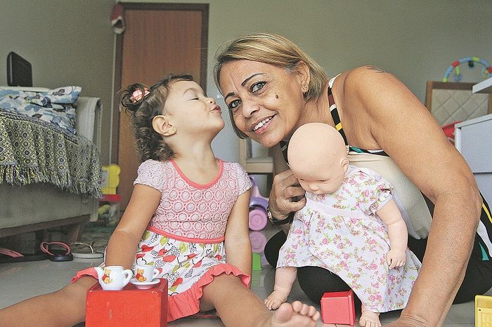 Deusa Chagas e a neta Mirela,2 anos (Foto: Kadidja Fernandes/AT)