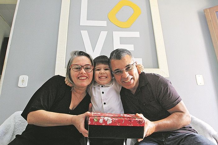 Mônica e Marcos com João Pedro, de 4 anos, um dos seis netos do casal (Foto: Kadidja Fernandes/AT)
