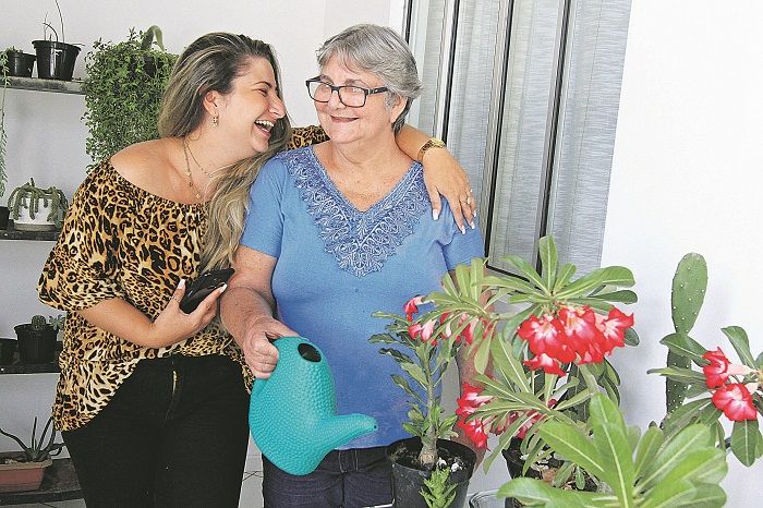 Lorrayne Correa, 29.e a avó Delfina Correa, de 72 anos (Foto: Kadidja Fernandes/AT)