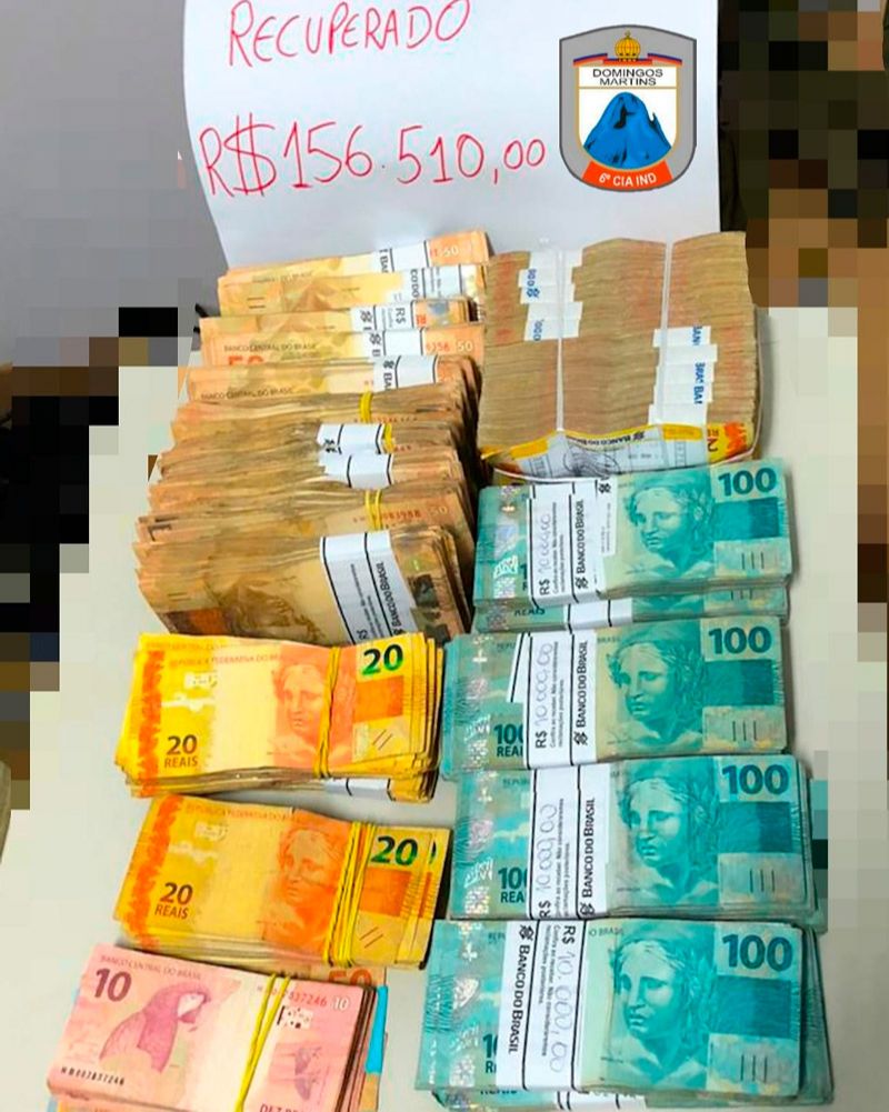 Dinheiro, que teria sido pago pelo resgate da empresária, foi apreendido com a dupla (Foto: Divulgação / PMES)