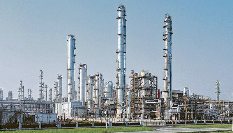 Refinaria de petróleo: projetos têm como objetivo produzir combustíveis e lubrificantes (Foto: Divulgação)