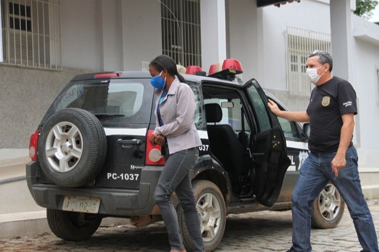 Valéria Pinto Rosa, de 37 anos, sendo levada para a Delegacia (Foto: Divulgação/Beto Barbosa)