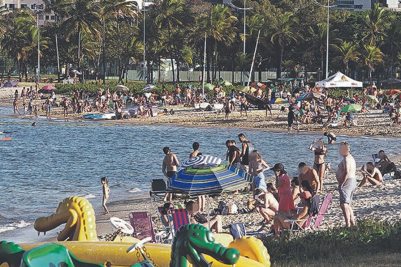 A Praia da Guarderia, na capital, ficou lotada de banhistas que não seguiram as orientações de segurança contra o novo coronavírus (Foto: Leone Iglesias/ AT)