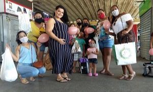 A boleira Welida Nivia e Silva, de 29 anos, está grávida de 30 semanas, e ganhou um chá de bebê das amigas no Terminal de Laranjeiras, na Serra (Foto: Acervo pessoal)