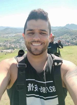 Luiz Bessa, 34 anos, morreu após salto de parapente com instrutor, em Viana (Foto: Reprodução)