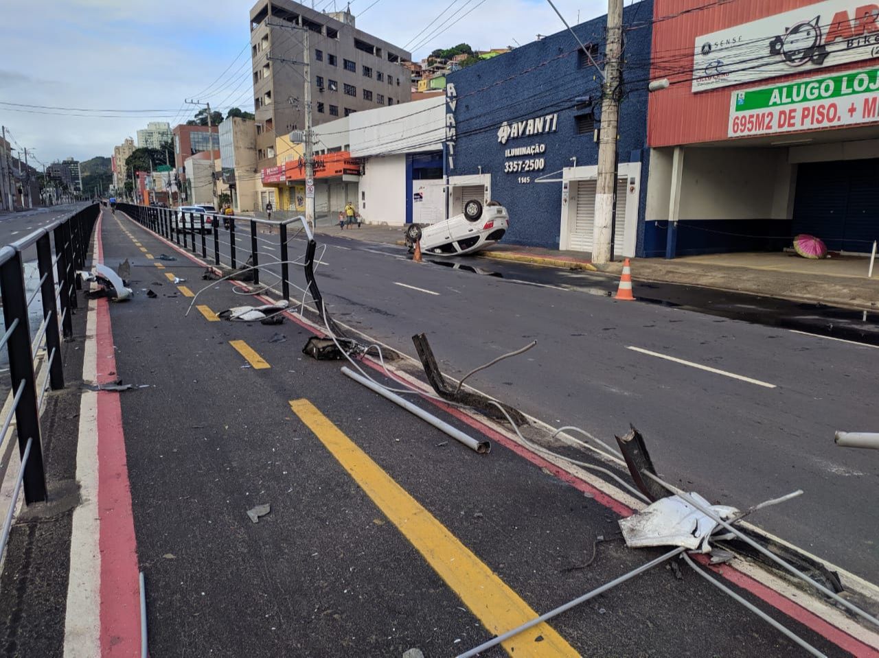 Carro destruiu a proteção da ciclovia e ficou com as rodas para o alto (Foto: Júlia Afonso)