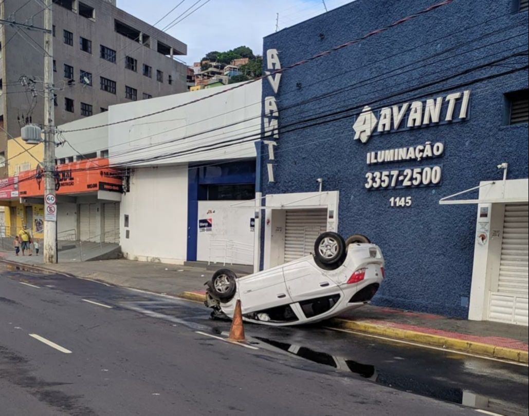 Ela foi encaminhada ao hospital (Foto: Júlia Afonso)
