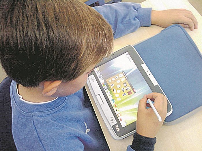 Estudante faz atividade online em tablet (Foto: Arquivo/AT)