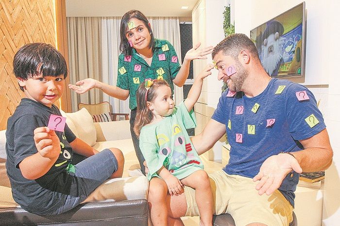 Tiana e Bruno Padilha se surpreendem com os questionamentos dos filhos João Pedro, de 5 anos, e Beatriz, de 3, e dão explicações de forma lúdica (Foto: Beto Morais/AT)
