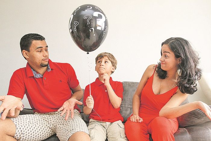 Eliza Campos, 30, e Fábio Campos, 32, lidam com as constantes perguntas do Davi, 6 anos (Foto: Kadidja Fernandes/AT)
