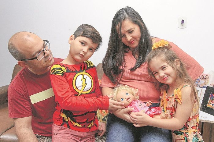Andrea Golder, 41, e Marcio Golder, 42, com os filhos, Caio, de 8 anos, e da Alice, 4 (Foto: Kadidja Fernandes/AT)