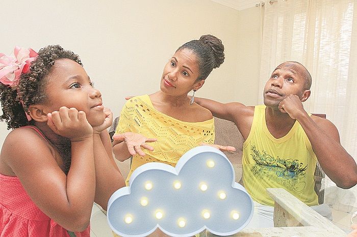 A pequena Laura Luiza, de 6 anos, sempre faz perguntas difíceis aos pais, Alda e André Luiz. Em alguns casos, eles buscam ajuda do pastor para esclarecer as dúvidas da filha (Foto: Kadidja Fernandes/AT)