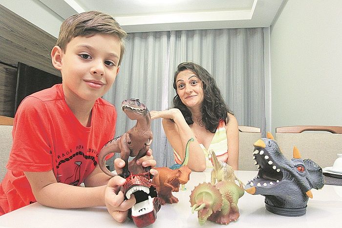 Joicivandia Vieira, de 37 anos, com seu filho, Lorenzo, de 5 anos (Foto: Kadidja Fernandes/AT)