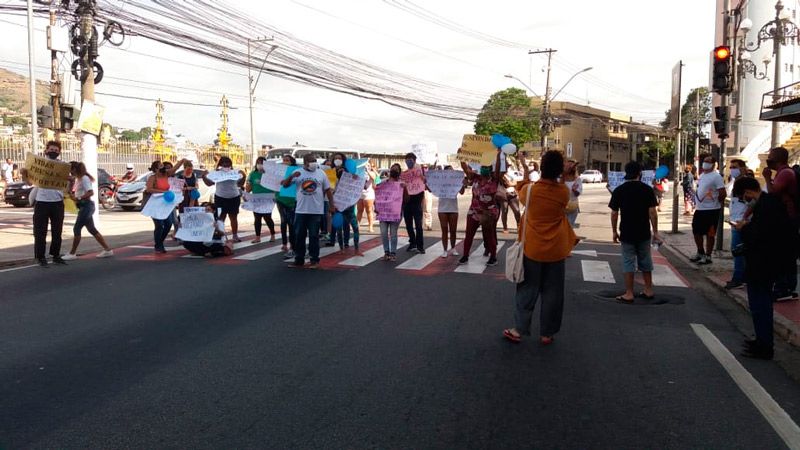 Familiares dos presos se concentraram em frente ao Palácio Anchieta (Foto: TV Tribuna / SBT)