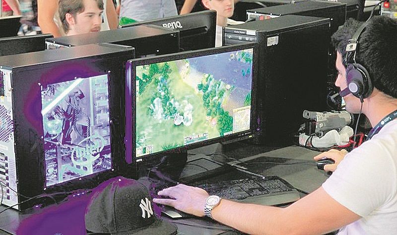 Jovens em torneio de jogos de computador desenvolvido por especialistas (Foto: Arquivo/ AT)
