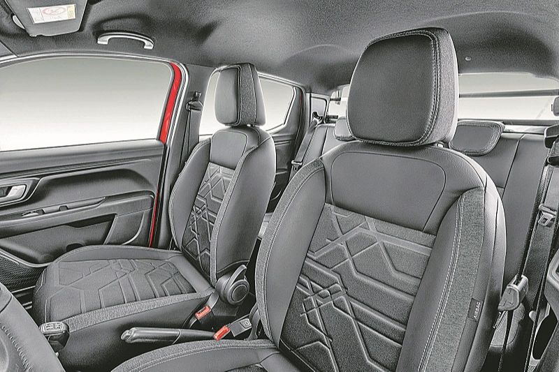  Além de renovação visual, cabine dupla agora tem 4 portas e capacidade para 5 passageiros (Foto:  Divulgação/Assessoria Fiat)