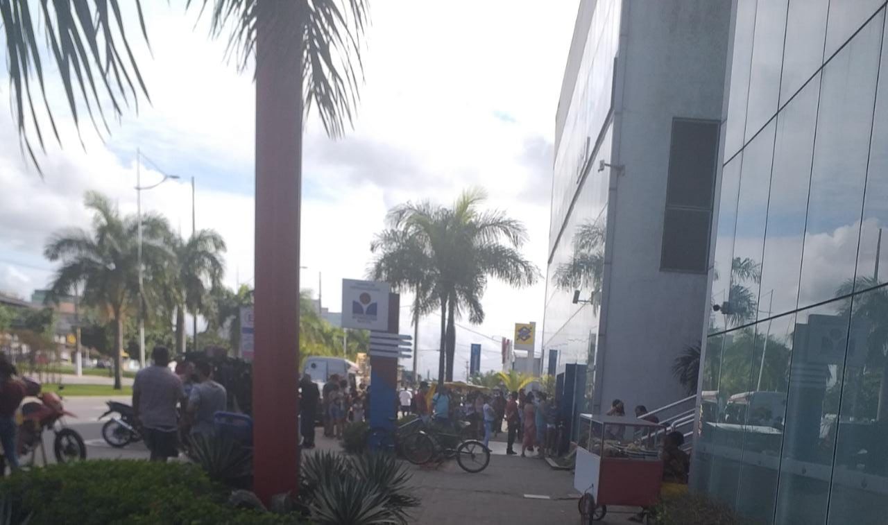 Fila e aglomeração na agência da avenida Eudes Scherrer, em Laranjeiras, na Serra (Foto: Tribuna Online)
