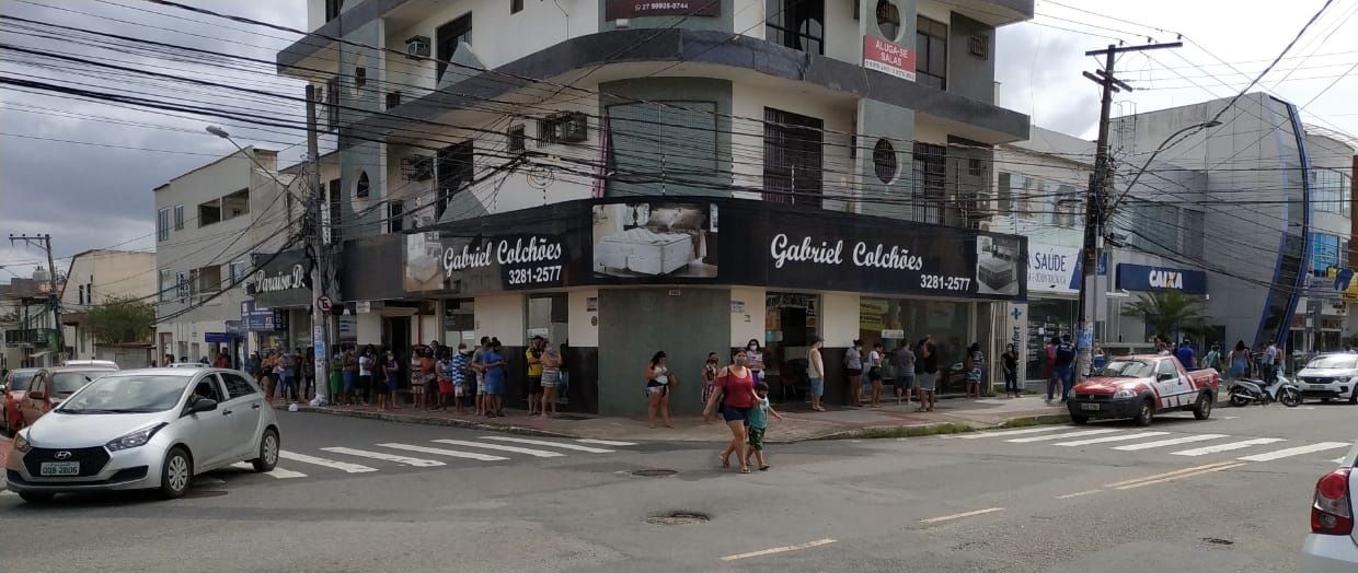 Fila na agência da avenida Central, em Laranjeiras, na Serra (Foto: Tribuna Online)