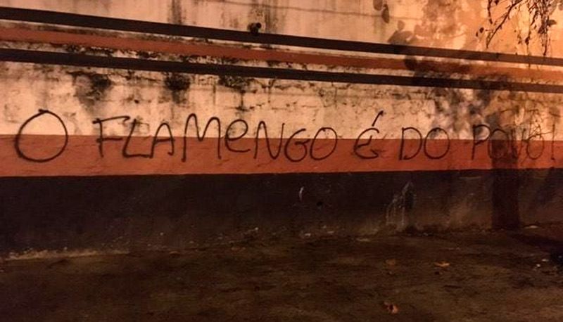 Time foi alvo de protestos na manhã deste sábado (Foto: Reprodução / Twitter)