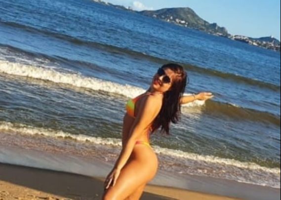 Flavia Tamayo na Praia de Camburi, em Vitória. (Foto: Reprodução/Instagram)