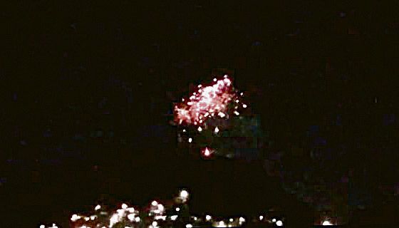 Fogos chamaram a atenção dos moradores de Vitória (Foto: Reprodução / Vídeo)