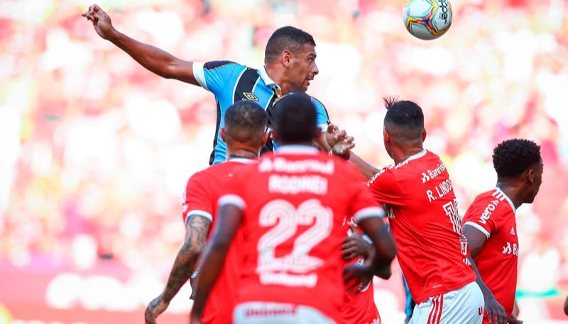 Diego Souza disputa a bola durante GreNal: duelo será nesta quarta (Foto: Lucas Uebel / Grêmio FBPA)