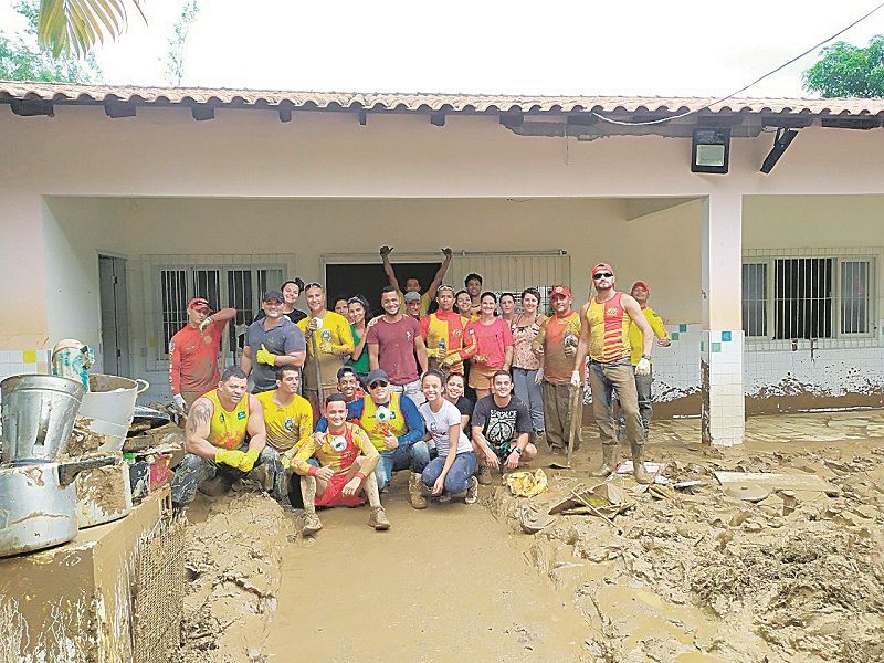Equipe de guarda-vidas durante ação solidária em Iconha. Grupo ajudou a resgatar vítimas da enchente que estavam ilhadas em casa ou presas dentro de carros e ônibus (Foto: Alessandro de Paula)