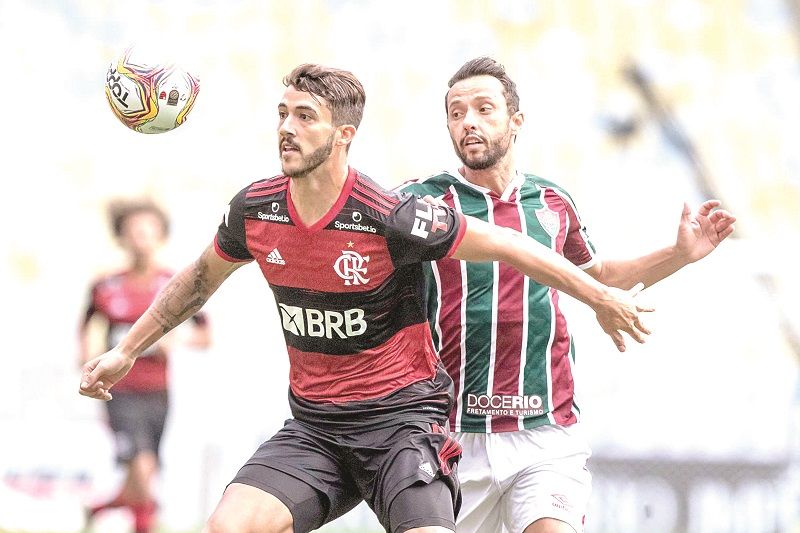 Gustavo Henrique, do Fla, protege a bola diante da marcação de Nenê, do Flu (Foto: Diego Maranhão/Agência Estado)