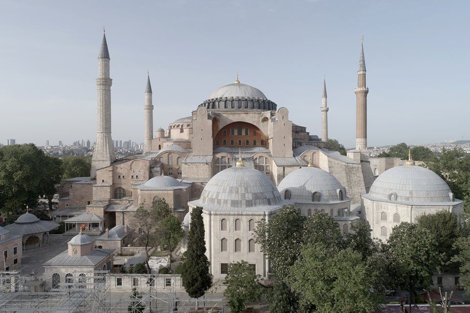 A igreja, até 1520 a maior do mundo, situa-se no coração simbólico de Istambul - a antiga Constantinopla, joia da coroa da expansão islâmica, que a tomou em 1453. (Foto: Divulgação)