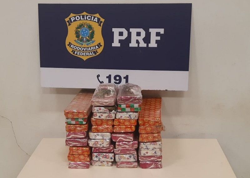 O suspeito estava foragido, em um carro roubado e com 34 tabletes de maconha (Foto: Divulgação)
