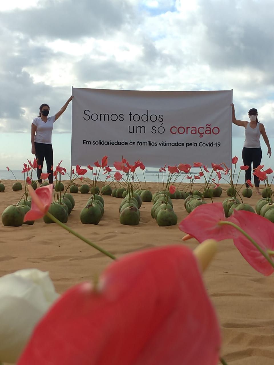 Ivana e Maria Amália fizeram uma homenagem às famílias vítimas da Covid-19. (Foto: Divulgação)