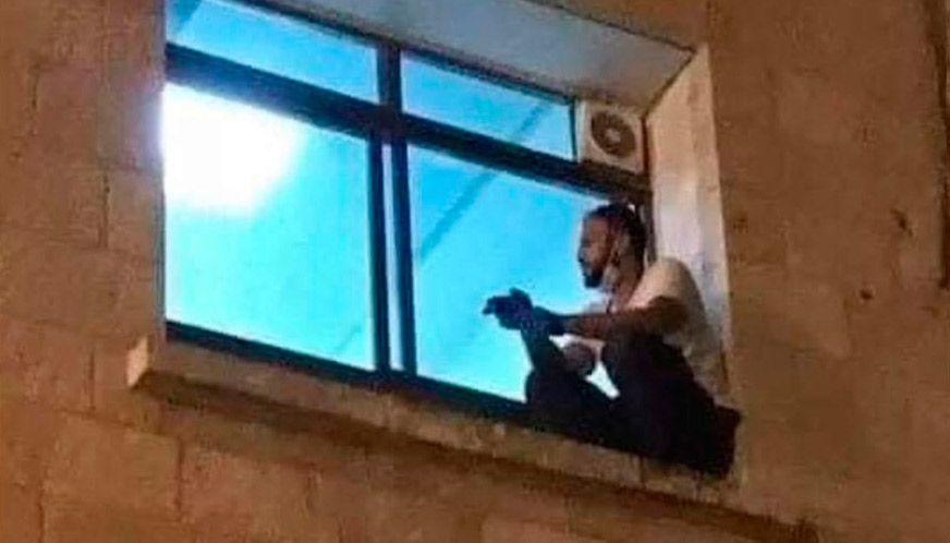 Palestino escalou as paredes do hospital para observar a mãe (Foto: Reprodução / Internet)