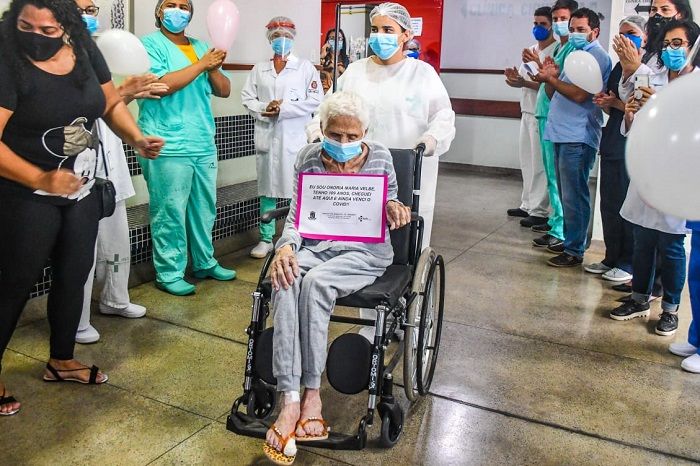 Idosa deixou hospital aplaudida pela equipe (Foto: Secom/Prefeitura de Linhares)