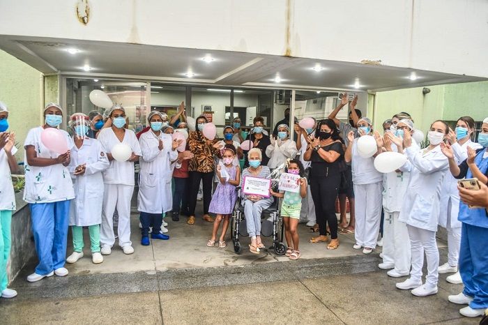 Equipe se emocionou com a vitória da idosa (Foto: Secom/Prefeitura de Linhares)