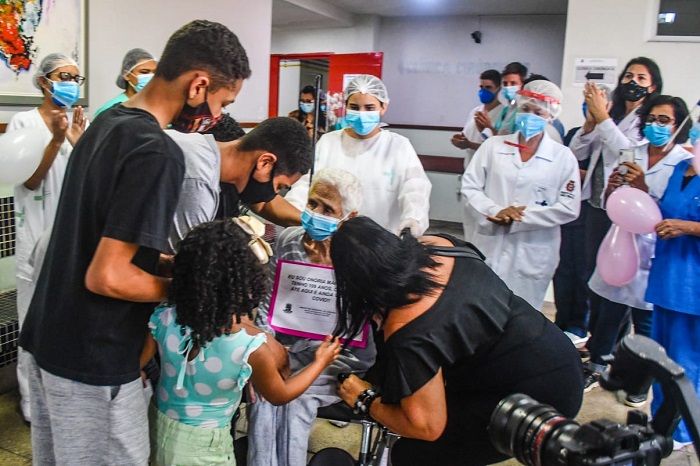 Assim que deixou a unidade, ela recebeu abraços da família (Foto: Secom/Prefeitura de Linhares)
