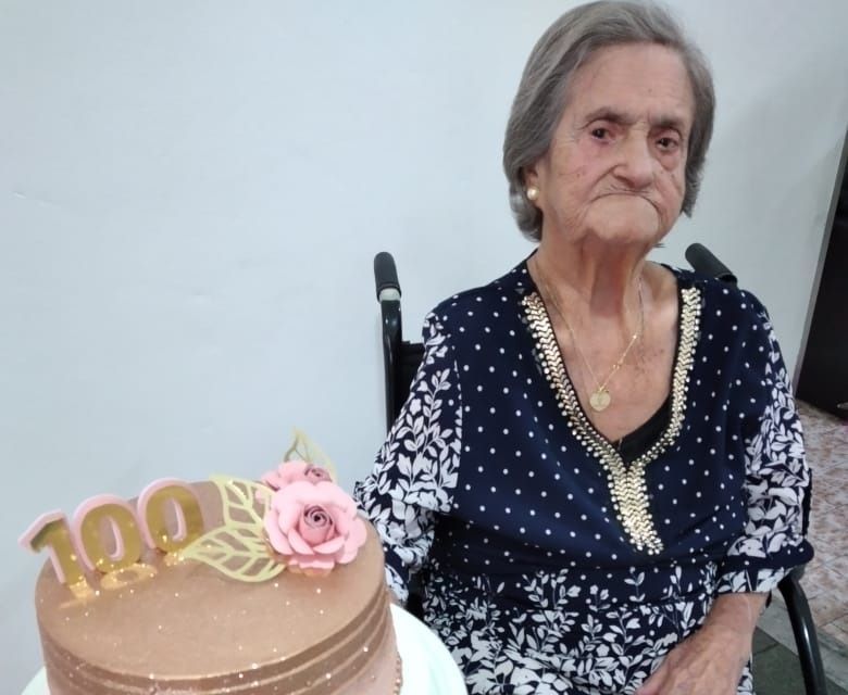 Dona Maria Aparecida Macedo completou 100 anos de idade e recebeu uma festa especial no último domingo (19) (Foto: Divulgação)
