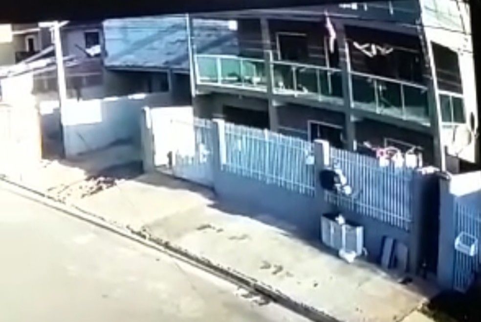 Victória foi salva por vizinho (Foto: Reprodução de vídeo)