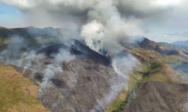 Incêndio na reserva biológica de Araras, no Parque Nacional da Serra dos Órgãos, em Petrópolis, na região serrana do Rio. (Foto: Divulgação/Corpo de Bombeiros do Rio de Janeiro)