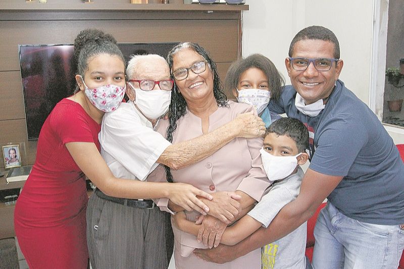 Irene Raimunda, ao centro, com o marido Paulino Dias e familiares: “Jesus que me curou. Mas também me cuidei”. (Foto: Leone Iglesias/AT)