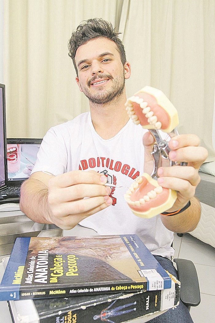 Israel Cardoso, aluno de Odontologia, diz que aula online é estressante (Foto: Beto Morais/AT)