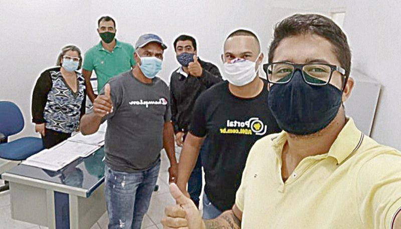 Jacy (de boné) posou para fotos com os servidores após tomar posse (Foto: Divulgação)
