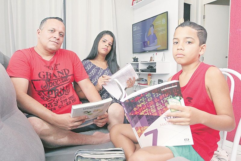 Jaqueline Souza e André Luis Félix com o filho Andrey: preocupaçãoFoto (Foto: Beto Morais/AT)
