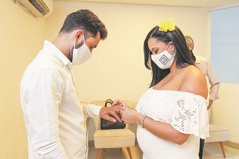 Jefferson Costa e Lívia Mendonça se casaram no civil na presença dos pais de Lívia, que foram testemunhas. (Foto: Leone Iglesias/AT)