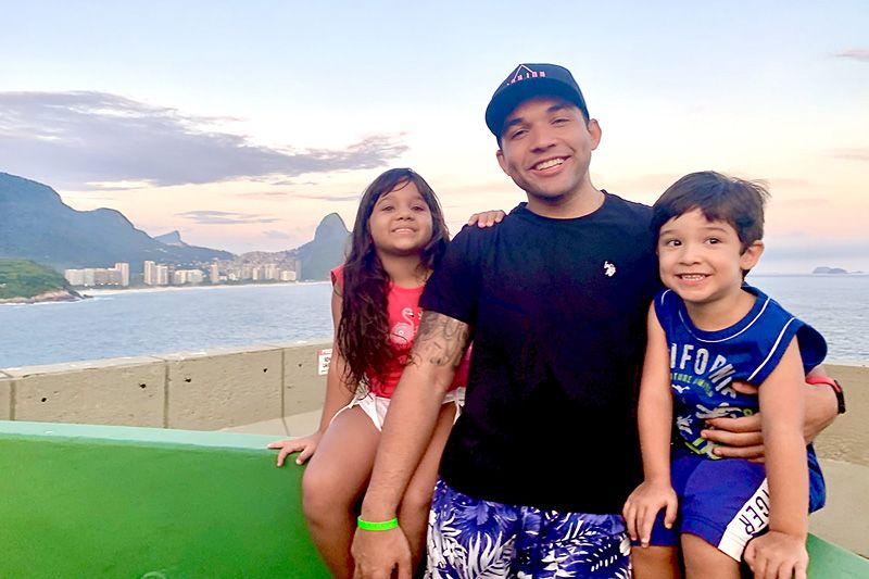 Jon Jon com os filhos: “Me derreto com um: 'Papai, te amo'” (Foto: Divulgação)